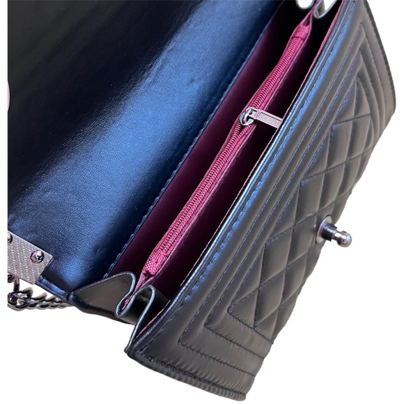 Black Quilted Vegan leather shoulder Bag - Picture 3 of 4